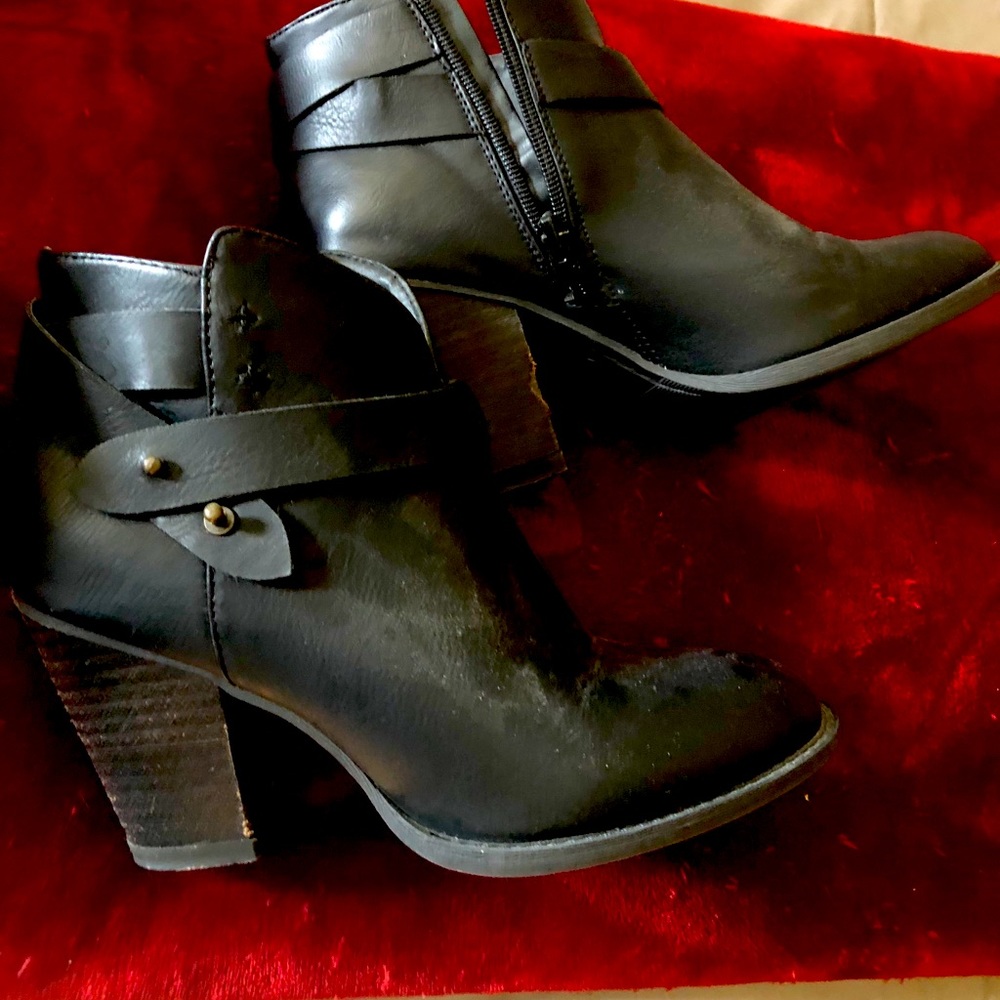 XOXO Black booties